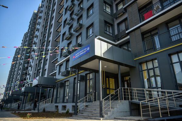В Бишкеке открыли филиал школы на базе жилого комплекса &quot;Мурас&quot;, построенного Государственной ипотечной компанией, сообщает мэрия - Sputnik Кыргызстан