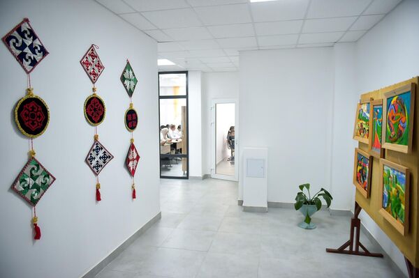 Кабинеты для учеников 5–9-х классов организованы на первом этаже дома - Sputnik Кыргызстан