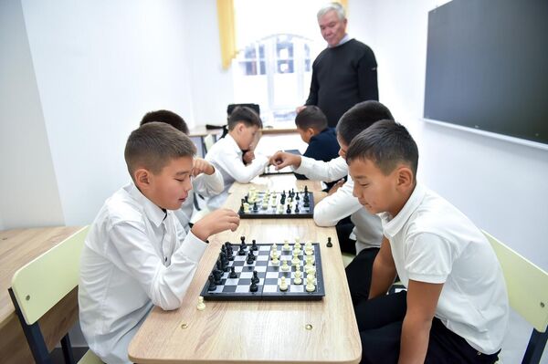 Также работают тематические кружки (шахматы, тогуз коргоол, рукоделие, рисование, декоративно-прикладное искусство) - Sputnik Кыргызстан