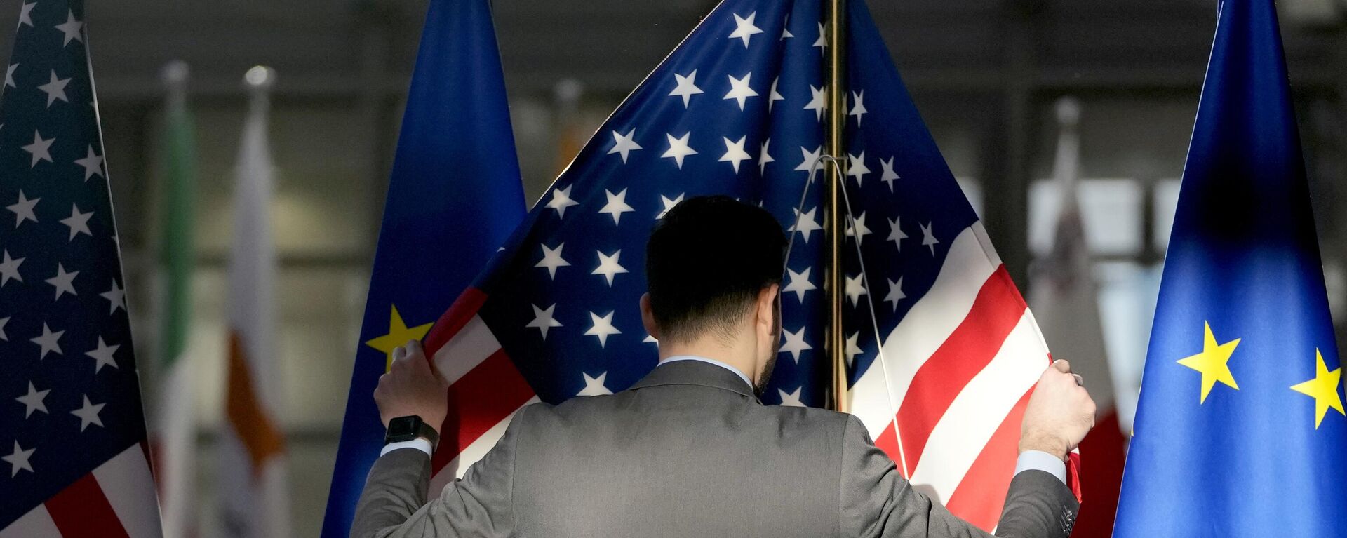 Член протокола поправляет флаги США и Евросоюза. Архивное фото - Sputnik Кыргызстан, 1920, 21.10.2025