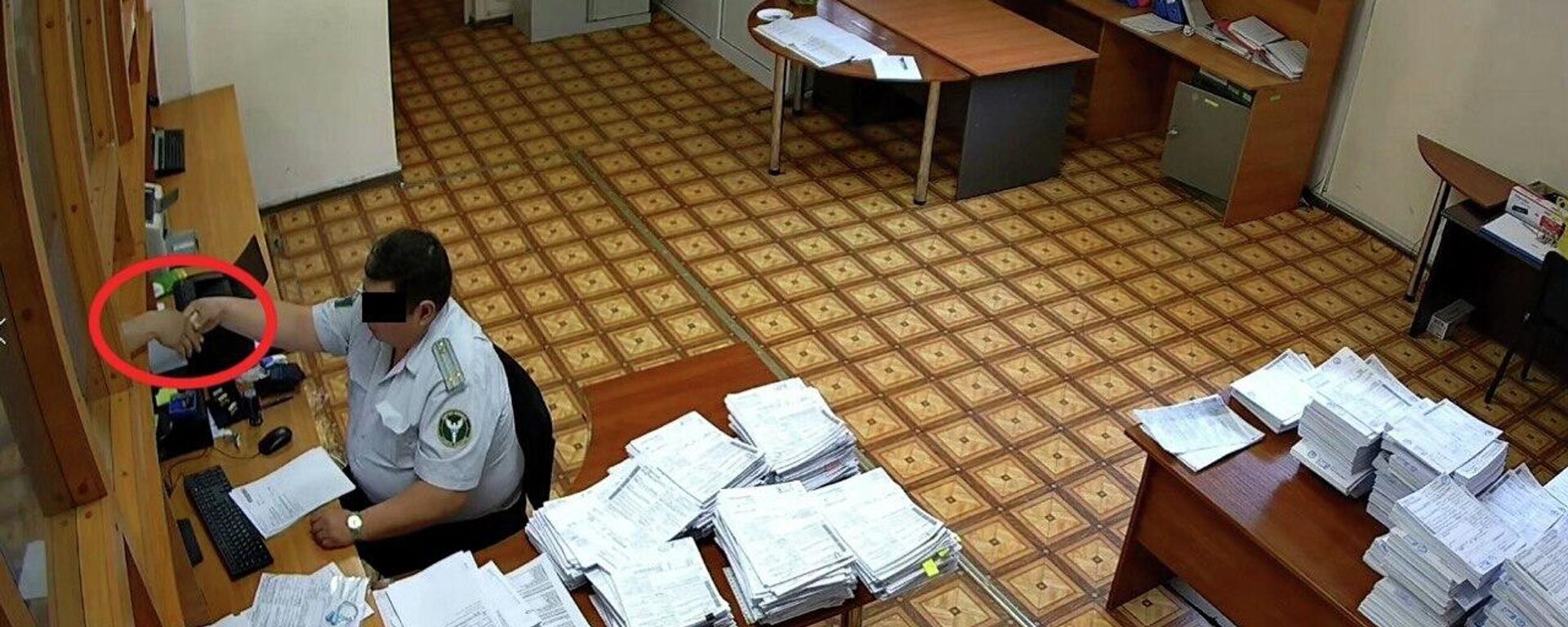Ишкерлерден опузалап пара алуу фактысы менен Мамлекеттик бажы кызматынын кызматкерлери кармалды - Sputnik Кыргызстан, 1920, 21.10.2025
