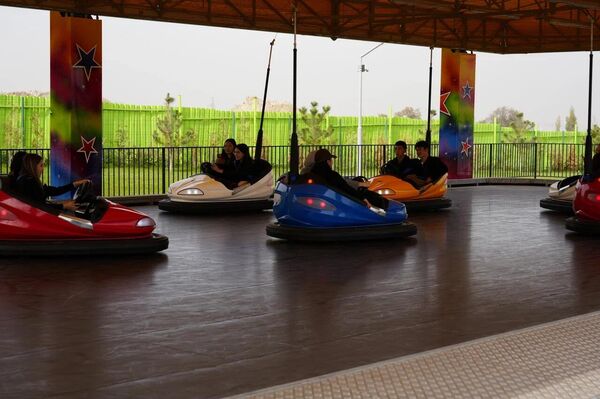 Чүй облусундагы жети мектептин жүздөн ашык окуучусу Кыргызстандагы эң ири үй-бүлөлүк эс алуу жайына, &quot;Евразия&quot; паркына барышты - Sputnik Кыргызстан