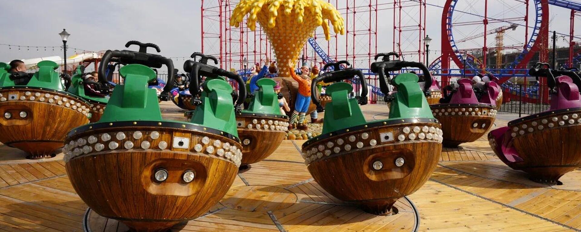 Школьники Чуйской области в парке Евразия Школьники Чуйской области в парке Евразия - Sputnik Кыргызстан, 1920, 21.10.2025