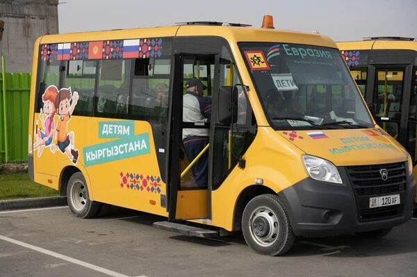 Балдар аттракциондордо сейилдеп, цирк оюндарын көрүштү. Мындай иш-чаралар жаштардын социалдык активдүүлүгүн, демилгелүүлүгүн жана команда менен иштөө жөндөмүн өнүктүрүүгө өбөлгө болот - Sputnik Кыргызстан