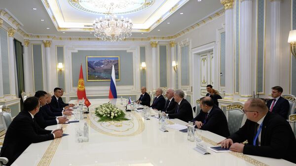 Встреча Генпрокуроров России и Кыргызстана Александра Гуцана и Максата Асаналиева - Sputnik Кыргызстан