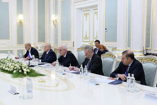 Генпрокуроры России и Кыргызстана Максат Асаналиев и Александр Гуцан на встрече в Москве обсудили вопрос разработки международного договора СНГ о возврате активов из-за рубежа - Sputnik Кыргызстан