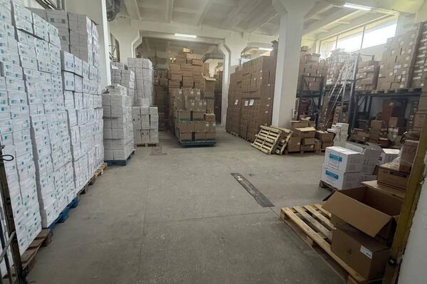 В ходе проверки установили, что без прохождения необходимых таможенных процедур в Кыргызстан были ввезены препараты, которые позже с учетом наценки реализовали организациям здравоохранения. При этом денежные средства в виде пошлин и сборов от лекарственных средств, закупленных у иностранной компании, в республиканский бюджет не поступили. - Sputnik Кыргызстан