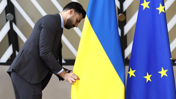 Протоколдун кызматкери Евробиримдик менен Украинанын желектерин илип жатат. Архив - Sputnik Кыргызстан