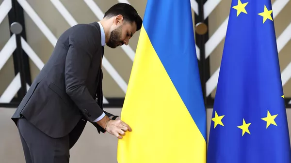Евробиримдик менен Украинанын желектери. Архив - Sputnik Кыргызстан