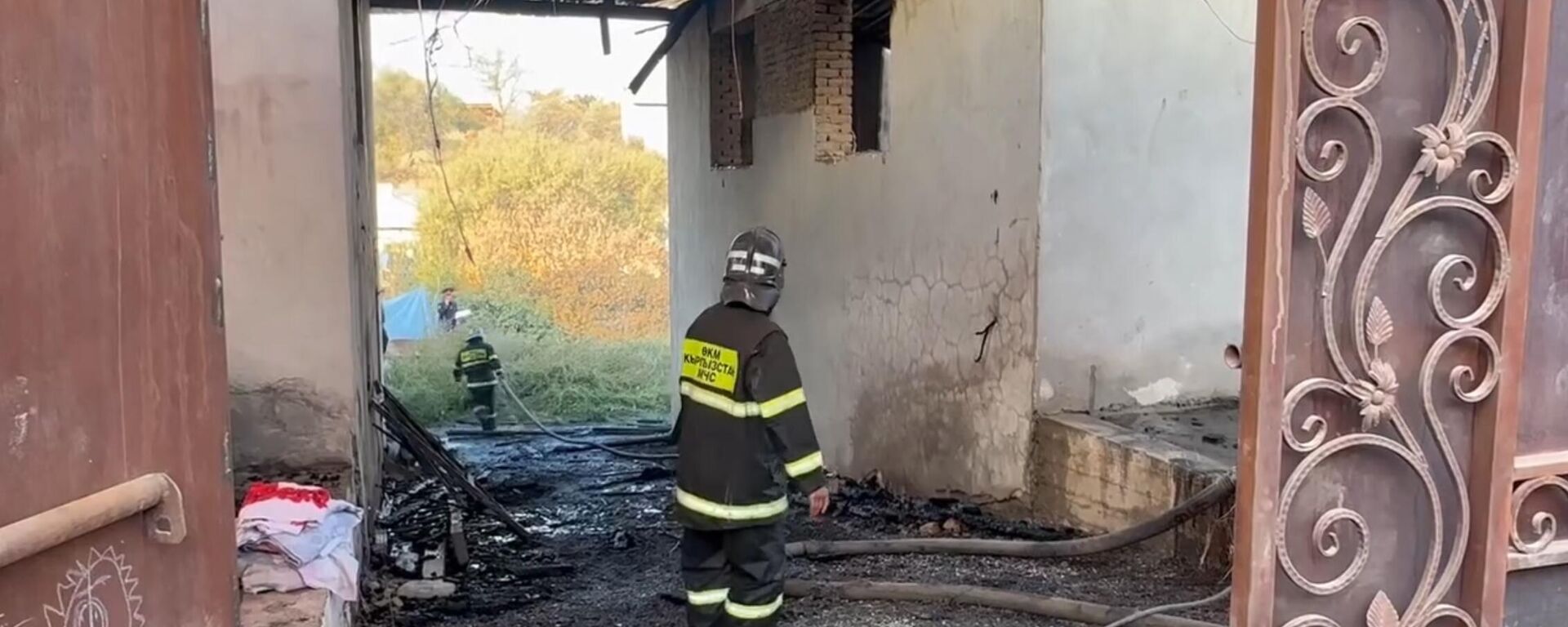 Ошто өрттөн беш баласы менен каза болгон  - Sputnik Кыргызстан, 1920, 22.10.2025