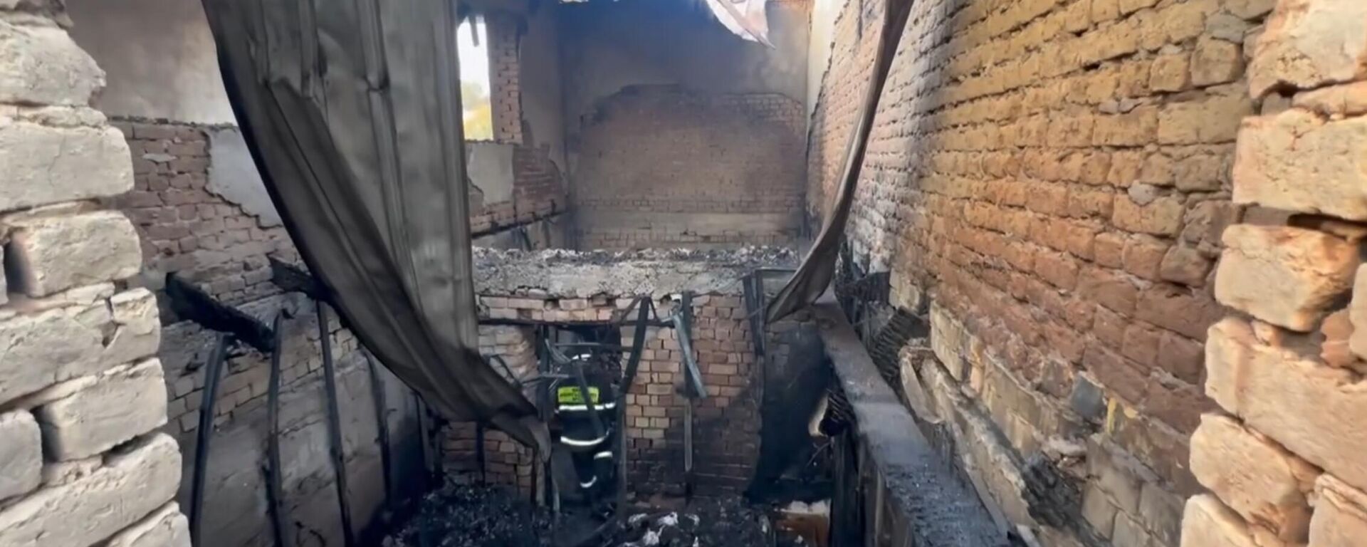 Гибель женщины и детей в результате пожара в Оше - Sputnik Кыргызстан, 1920, 22.10.2025