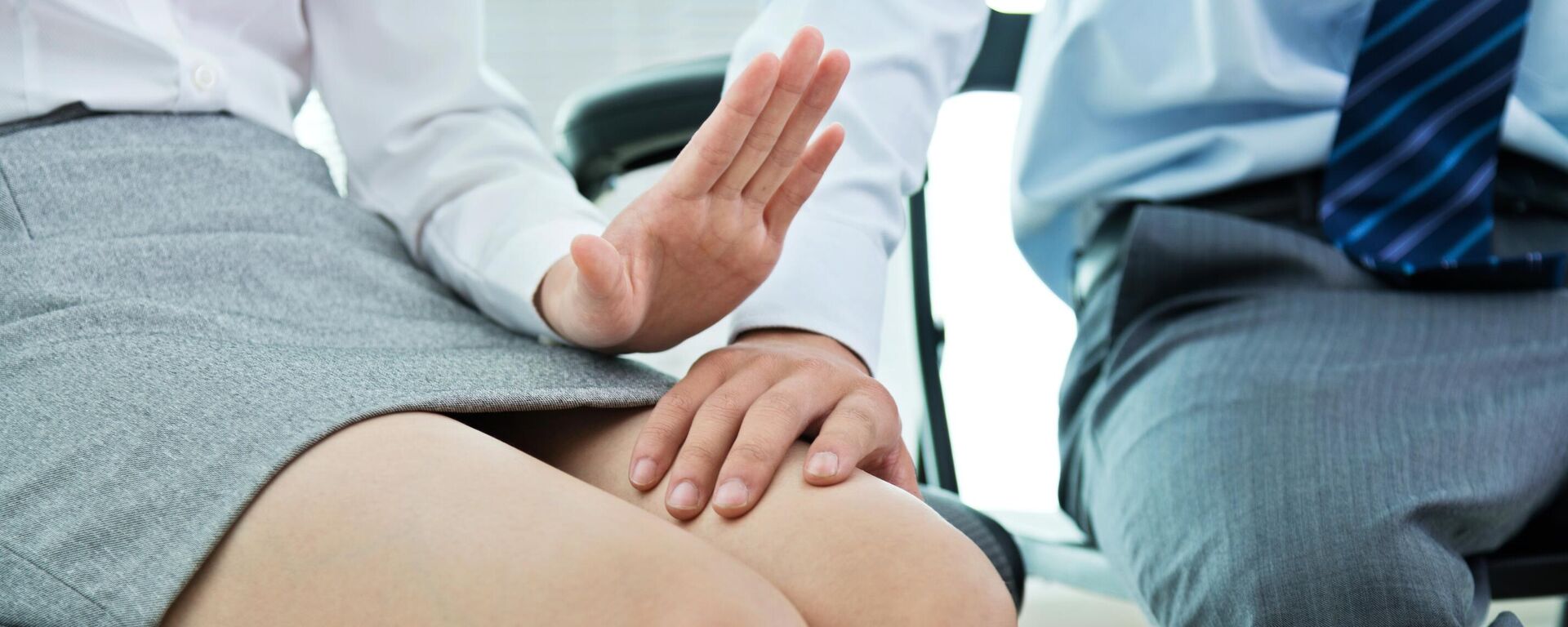 Мужчина кладет руку на ногу женщине. Иллюстративное фото - Sputnik Кыргызстан, 1920, 22.10.2025