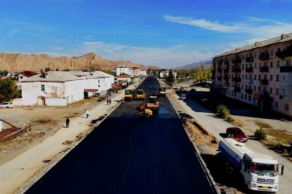 Нарын шаарындагы борбордук Ленин көчөсүнүн 7,6 чакырымы асфальтталып бүттү - Sputnik Кыргызстан