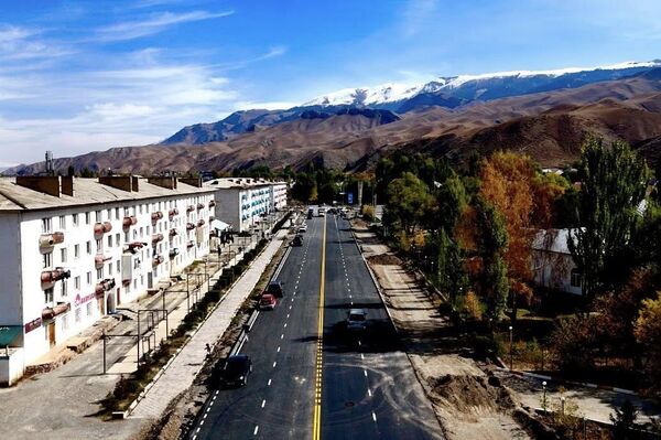 Маалыматка караганда, жолдун калган тилкесине асфальттын экинчи катмарын төшөө иштери уланууда. Ленин көчөсүнүн жалпы узундугу 9,5 чакырымды түзөт - Sputnik Кыргызстан