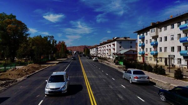 Нарындын чуулуу көчөсүнүн бир бөлүгү асфальтталып бүттү - Sputnik Кыргызстан