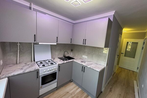 Председатель ГКНБ Камчыбек Ташиев подарил квартиру заслуженному артисту Кыргызстана Хабибилле Азиреткулову - Sputnik Кыргызстан