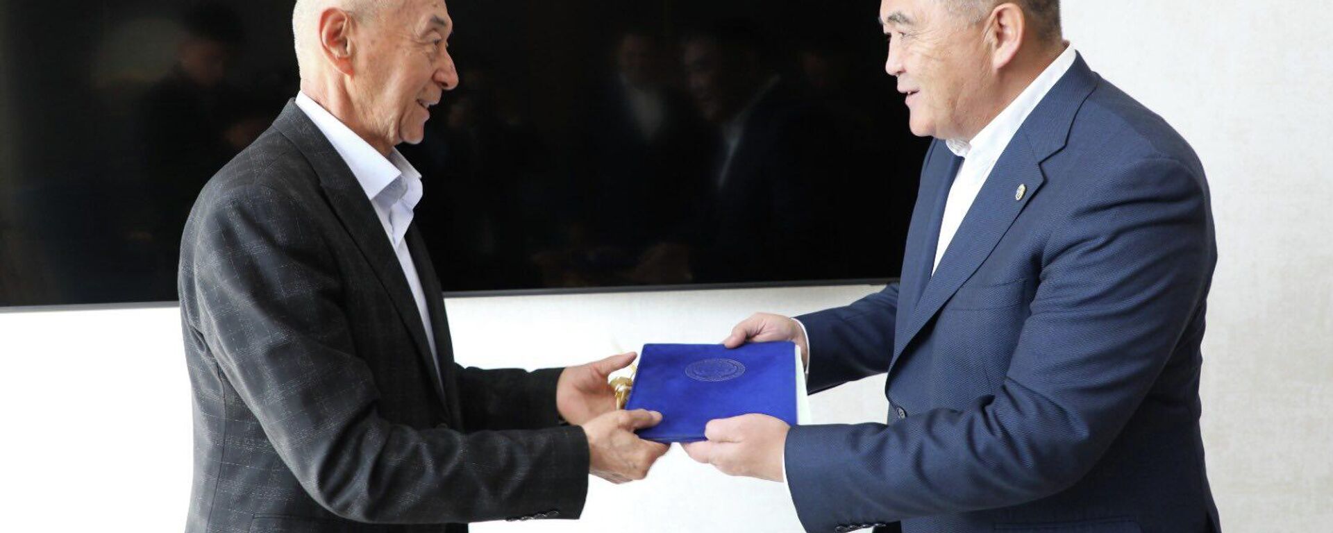 Глава ГКНБ подарил квартиру заслуженному артисту Хабибилле Азиреткулову - Sputnik Кыргызстан, 1920, 22.10.2025