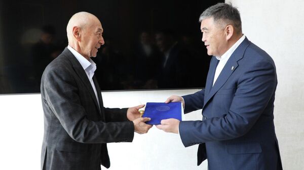Глава ГКНБ подарил квартиру заслуженному артисту Хабибилле Азиреткулову - Sputnik Кыргызстан