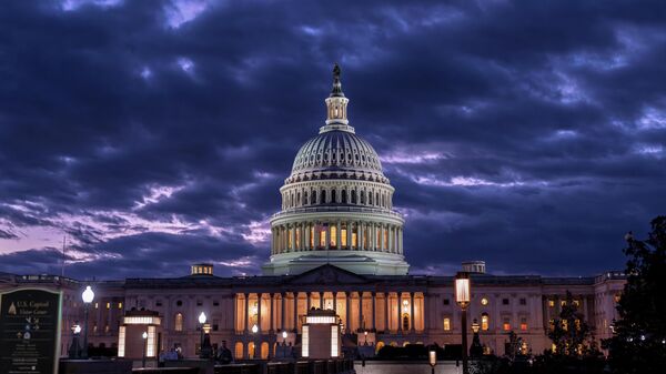 Капитолий в сумерках на 22-й день приостановки работы правительства в Вашингтоне - Sputnik Кыргызстан