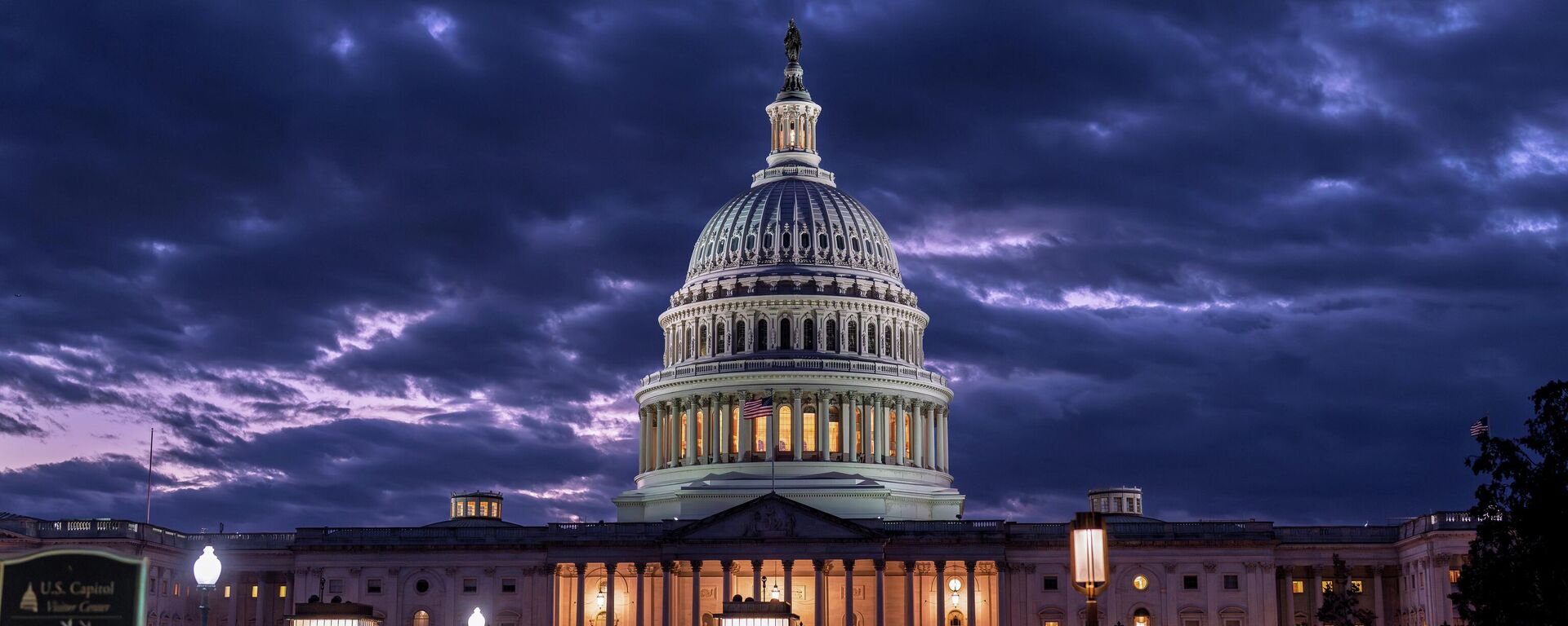 Вашингтондо өкмөттүн жабылышынын 22-күнүндө кеч кирген учурда Капитолий  - Sputnik Кыргызстан, 1920, 23.10.2025