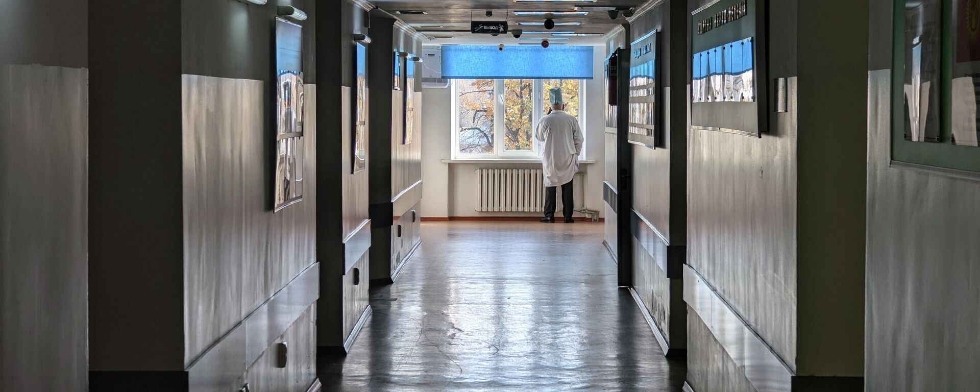 Врач в коридоре одной из больниц в Бишкеке. Архивное фото Врач в коридоре одной из больниц в Бишкеке. Архивное фото - Sputnik Кыргызстан, 1920, 09.12.2025