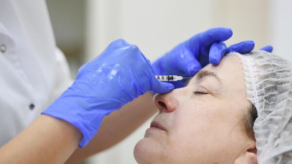 Косметологдун кабыл алуусунда болгон аял. Архив - Sputnik Кыргызстан