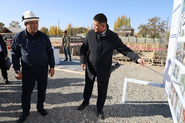 Камчыбек Ташиев Нарын облусунун Ак-Талаа районунун Баетов айылындагы 3 кабаттуу коомдук маданий борбордун курулушуна капсула салды - Sputnik Кыргызстан