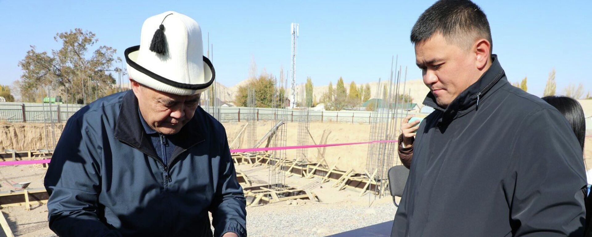 УКМК төрагасы Ак-Талаанын Баетов айылында коомдук-маданий борбору курулушуна капсула салуу аземине катышты - Sputnik Кыргызстан, 1920, 23.10.2025