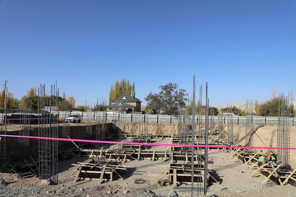 Камчыбек Ташиев Нарын облусунун Ак-Талаа районунун Баетов айылындагы 3 кабаттуу коомдук маданий борбордун курулушуна капсула салды - Sputnik Кыргызстан