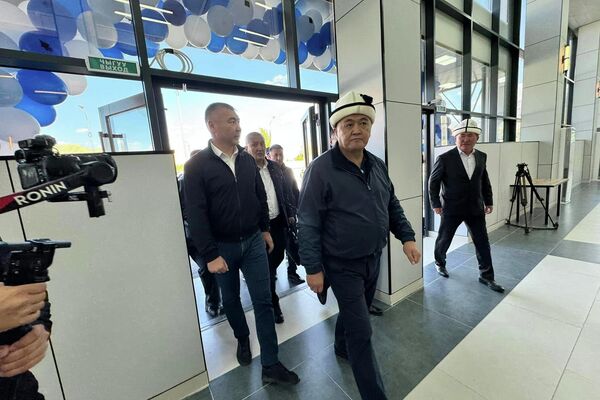 Председатель ГКНБ Камчыбек Ташиев в рамках рабочей поездки в Нарынскую область ввел в эксплуатацию реконструированный автовокзал в городе Нарыне - Sputnik Кыргызстан