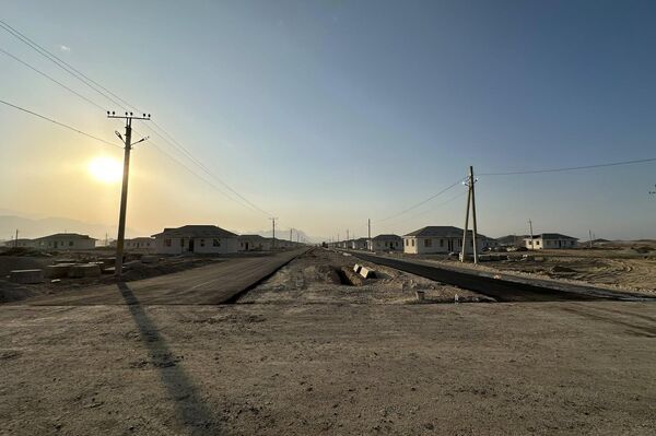 Баткендеги Жаңы Достук айылы курулуп бүтүп, эл көчүп келе баштаганын президенттин Баткен облусундагы ыйгарым укуктуу өкүлчүлүгүнөн билдиришти - Sputnik Кыргызстан