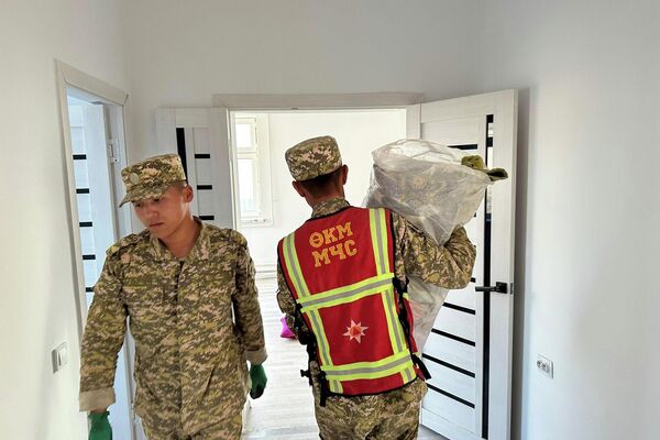 Учурда Достук айылынын тургундары көчүп келе баштады - Sputnik Кыргызстан