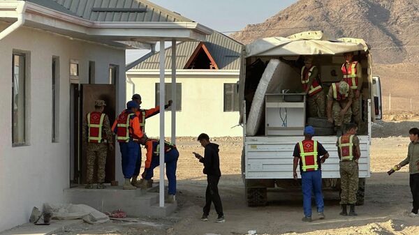 Переселение жителей приграничья в новое село Жаны-Достук - Sputnik Кыргызстан