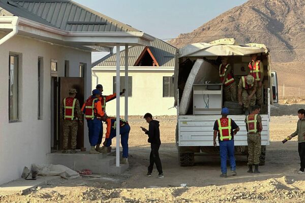 Маалыматка караганда, Кыргызстан менен Тажикстандын мамлекеттик чек араларын делимитациялоонун жыйынтыгында алмашылган аймактардын тургундарын көчүрүү үчүн Жаңы Достук айылына 181 турак үй курулган - Sputnik Кыргызстан