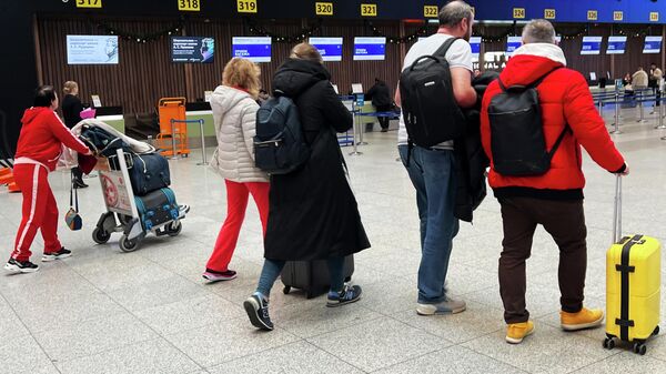Пассажиры в аэропорту. Архивное фото - Sputnik Кыргызстан