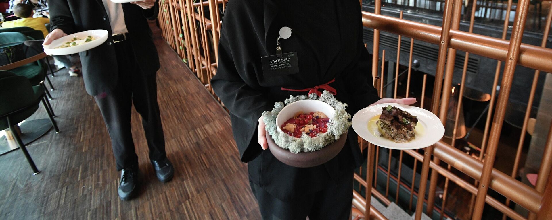 Ресторанда иштеген официант. Архив - Sputnik Кыргызстан, 1920, 26.10.2025