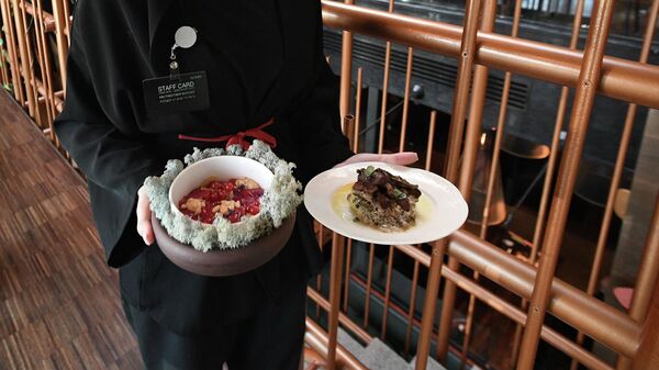 Ресторанда иштеген официант. Архив - Sputnik Кыргызстан