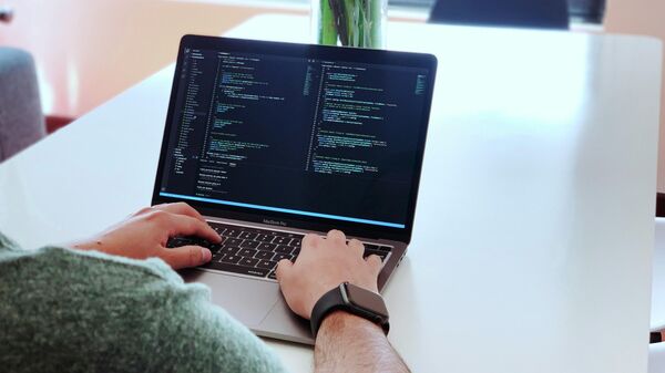 Программист код жазууда. Иллюстрациялык сүрөт. - Sputnik Кыргызстан