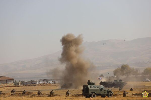 Тажикстандын &quot;Фахрабад&quot; полигонунда ЖККУнун тынчтык орнотуучу күчтөрүнүн &quot;Бузулгус боордоштук-2025&quot;, &quot;Барьер-2025&quot; жана КМШга кирген өлкөлөрдүн атайын кызматтарынын &quot;Шериктештик — Антитеррор-2025&quot; машыгуулары жыйынтыкталды - Sputnik Кыргызстан