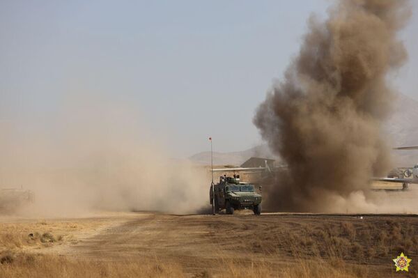 Мындан тышкары, демилитаризацияланган аймактарда, анын ичинде тоолуу тилкелерде кызмат өтөп, куралдуу топтун кол салуусун кайтаруу, абадан коргонуу, радиоэлектрондук жабдыктар менен учкучсуз аппараттарды жок кылуу боюнча тапшырмаларды аткарышкан - Sputnik Кыргызстан