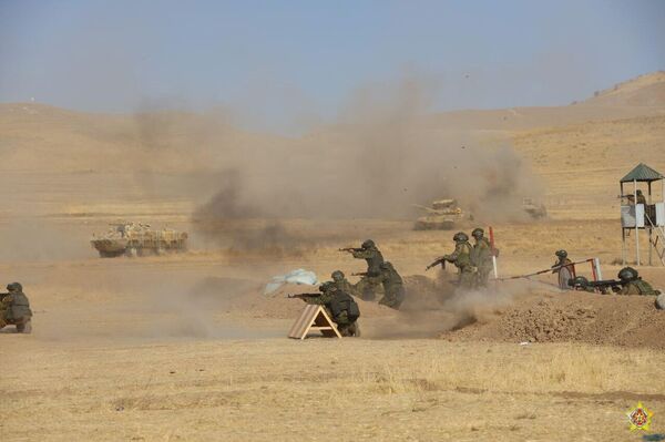 Машыгууларда аскер бөлүктөр шарттуу түрдө мүчө өлкөлөрдүн аймагында тынчтык орнотуу операциясын жүргүзүп, мобилдик жана жөө күзөт уюштуруп, көзөмөл-өткөрмө жана качкындарды кабыл алуу бекеттерин бекемдешкен - Sputnik Кыргызстан