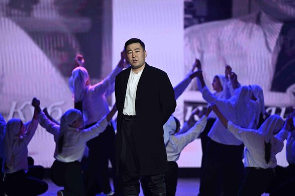 Актер на сцене во время торжественного мероприятия по случаю 100-летия Кыргызского национального университета имени Ж. Баласагына - Sputnik Кыргызстан