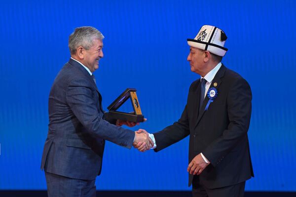 Өкмөт башчы Адылбек Касымалиев окуу жайдын ректору Догдурбек  Чонтоевге университеттин  сыйлыгын, III даражадагы Манас орденин тапшырды - Sputnik Кыргызстан