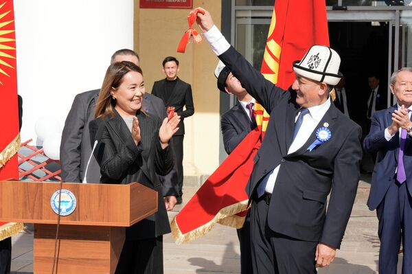 &quot;Евразия&quot; коммерциялык эмес уюму Кыргыз улуттук университетинин 100 жылдык мааракесине карата автобус — мобилдик билим берүү лабораториясын белек кылды - Sputnik Кыргызстан