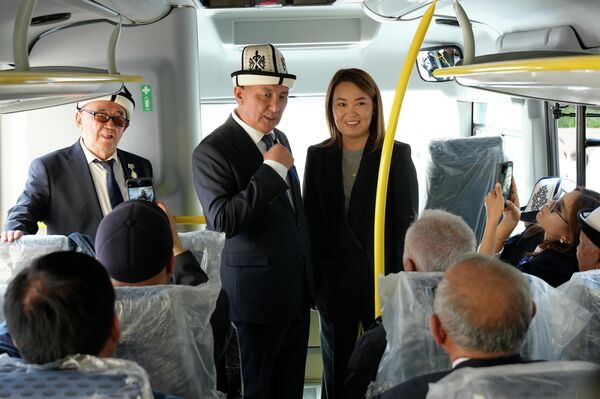 &quot;Евразия&quot; коммерциялык эмес уюму Кыргыз улуттук университетинин 100 жылдык мааракесине карата автобус — мобилдик билим берүү лабораториясын белек кылды - Sputnik Кыргызстан