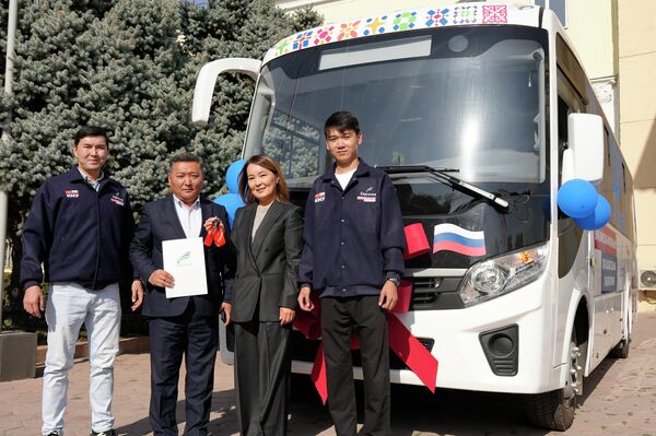 АНО &quot;Евразия&quot; подарила Кыргызскому национальному университету необычный автобус по случаю столетия - Sputnik Кыргызстан