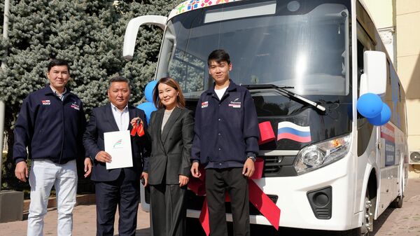 АНО Евразия подарила КНУ автобус - Sputnik Кыргызстан