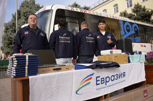 Заманбап автобус — өзгөчө белек, ал мобилдик билим берүү лабораториясына ылайыктап жасалган. - Sputnik Кыргызстан