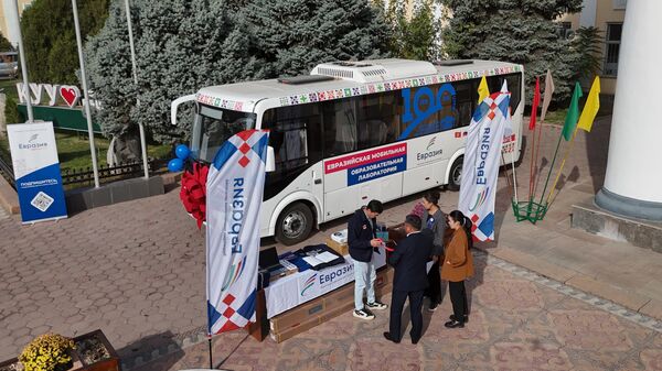 АНО Евразия подарила КНУ автобус - Sputnik Кыргызстан