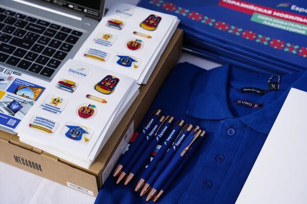 Тагыраагы, ноутбук, экрандар менен жабдылып, акустикалык система орнотулган - Sputnik Кыргызстан